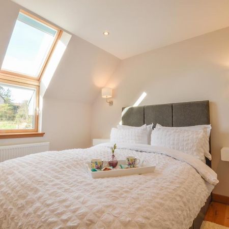 Rowan Tree Apartment - A Modern, Quiet Hideaway With Sweeping Views Across 오반 외부 사진