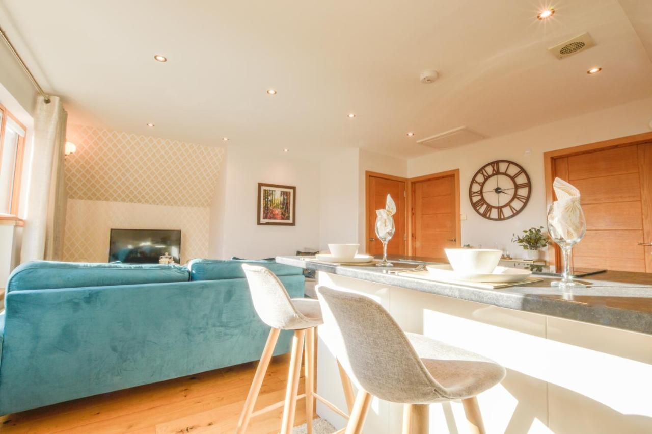 Rowan Tree Apartment - A Modern, Quiet Hideaway With Sweeping Views Across 오반 외부 사진