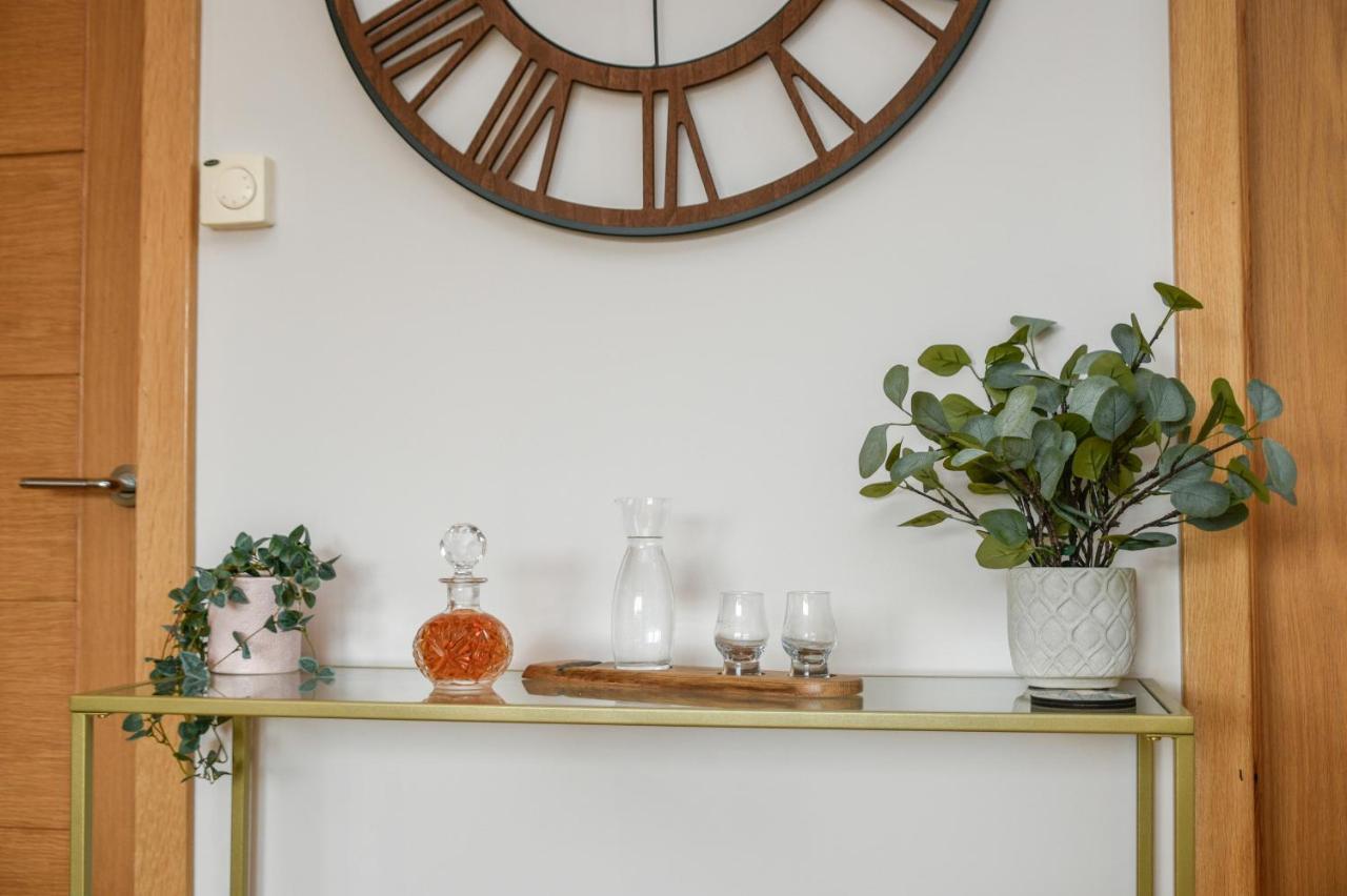 Rowan Tree Apartment - A Modern, Quiet Hideaway With Sweeping Views Across 오반 외부 사진