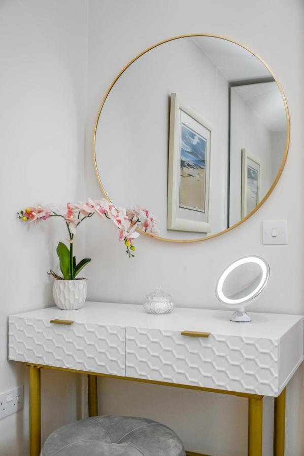 Rowan Tree Apartment - A Modern, Quiet Hideaway With Sweeping Views Across 오반 외부 사진