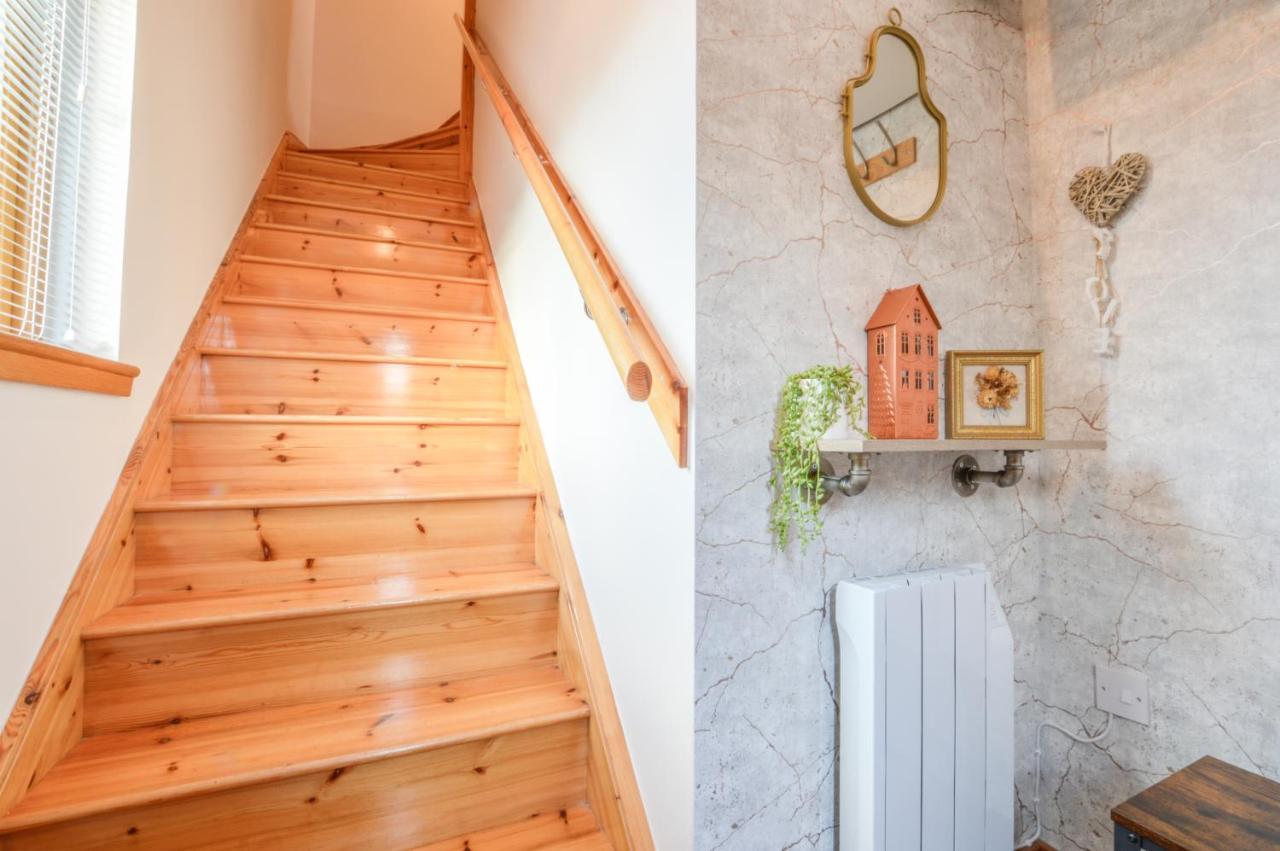 Rowan Tree Apartment - A Modern, Quiet Hideaway With Sweeping Views Across 오반 외부 사진